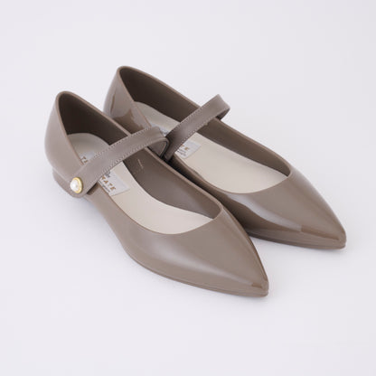 【TEMPERATE】CARRIE_ストラップ付エナメルフラットシューズ（晴雨兼用）