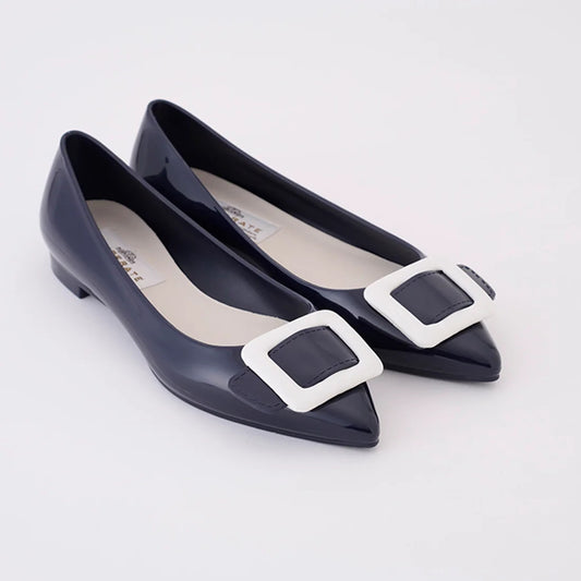 【TEMPERATE】NINA_スクエアモチーフ付エナメルフラットシューズ（晴雨兼用）