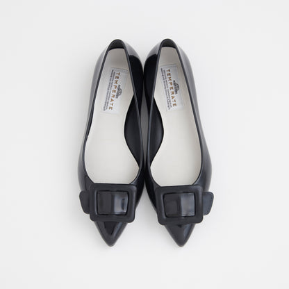 【TEMPERATE】NINA_スクエアモチーフ付エナメルフラットシューズ（晴雨兼用）