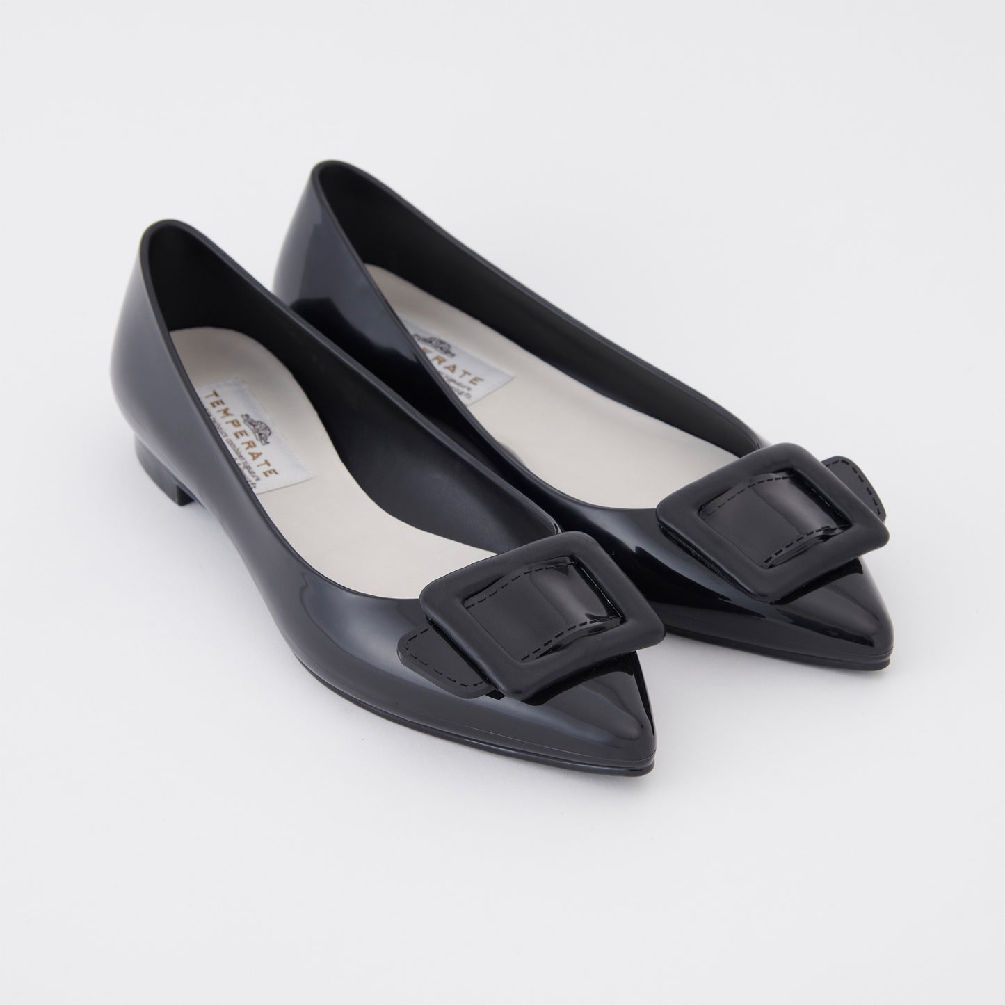 【TEMPERATE】NINA_スクエアモチーフ付エナメルフラットシューズ（晴雨兼用）