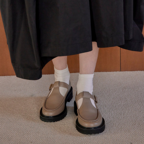 Tストラップシューズ