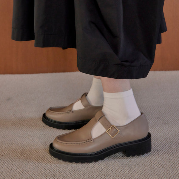 Tストラップシューズ